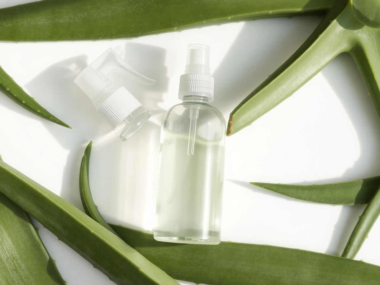 Az aloe vera spray hidratál és nyugtatja a bőrt naponta.
