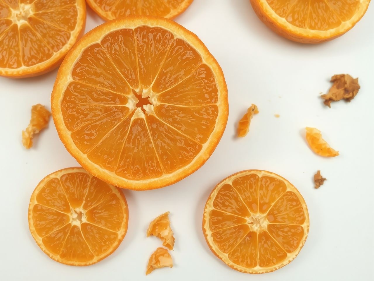A C-vitamin hiány skorbutot és vérző ínyeket okozhat.