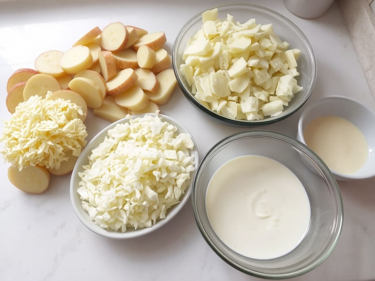 A tejföl és a sajt rétegezése fokozza az ízeket.