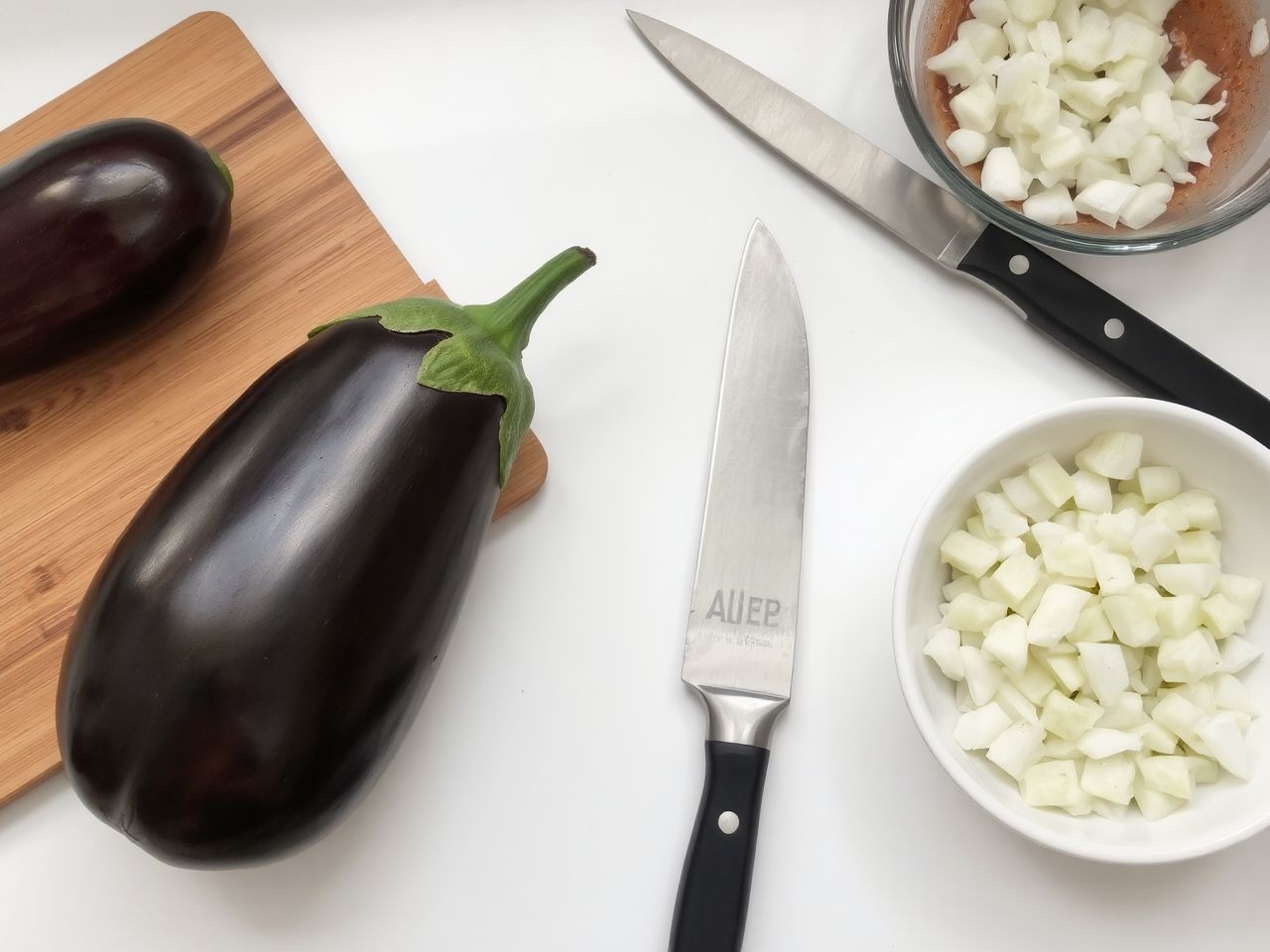 A padlizsánt sóval meghintve csökkenthetjük keserűségét és nedvességét.