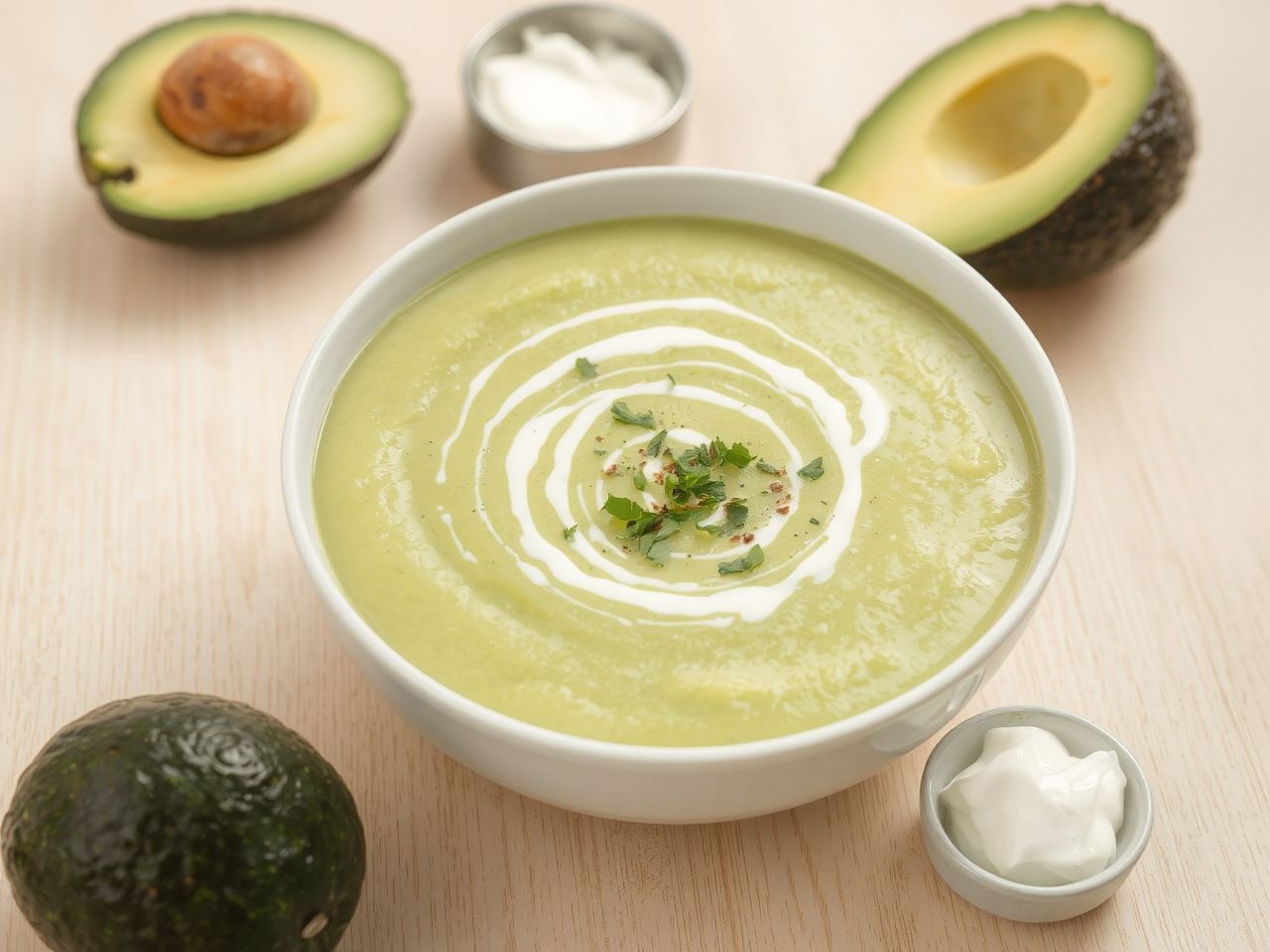 Az avokádókrémleves tejszínnel különösen krémes és lágy ízű.