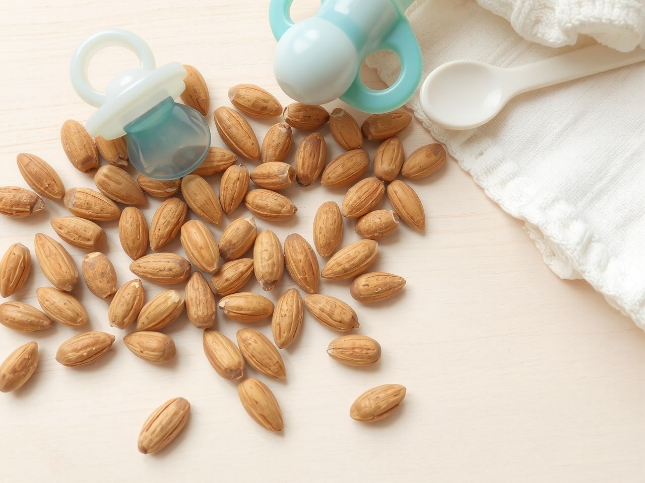 Egész mandula fulladásveszélyt jelent csecsemők számára.