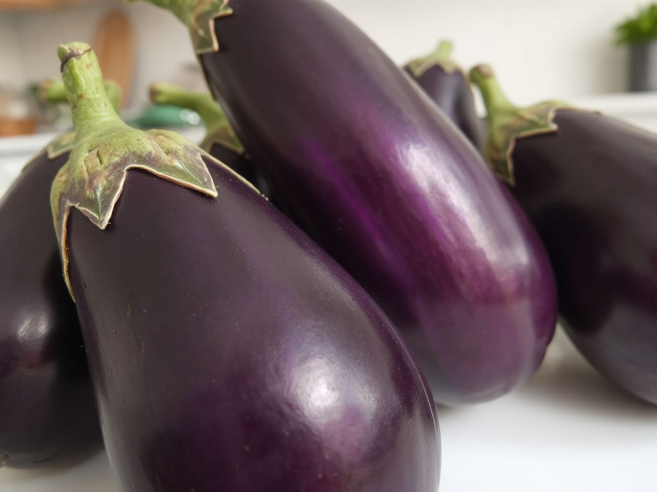 Leginkább a pollenallergiások és latexérzékenyek veszélyeztetettek.