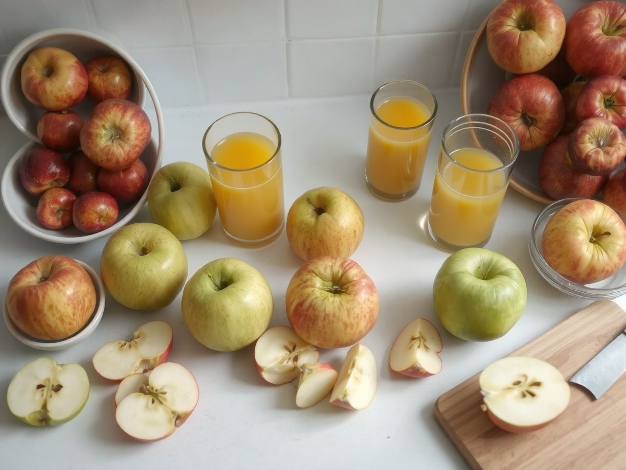 Az alma savassága változó, így sokféle ételbe illik.