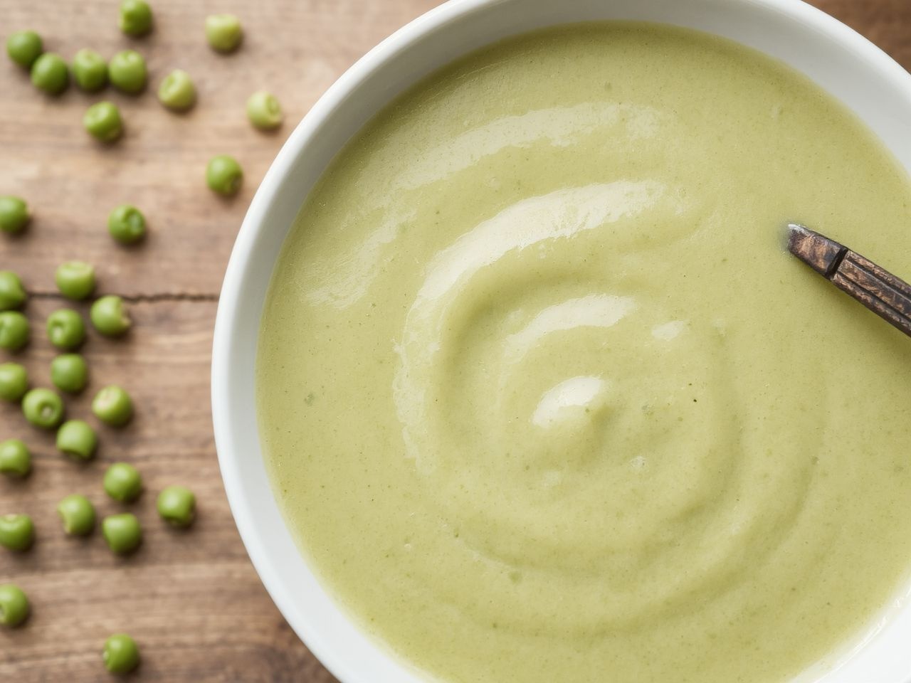 A krémes zöldborsóleves gyorsan elkészíthető fagyasztott borsóból.