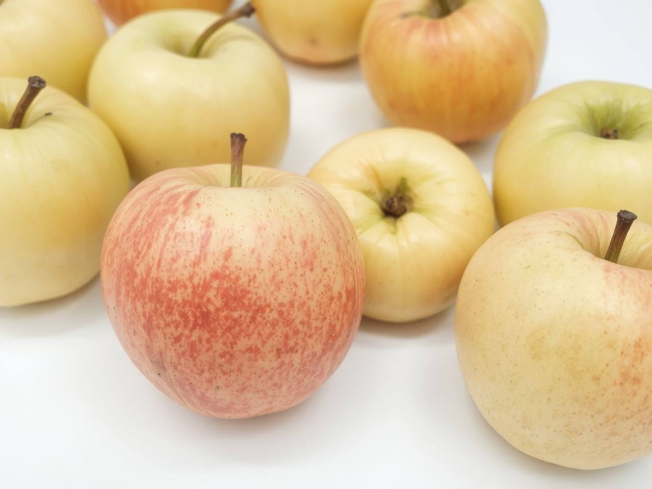 Kerüld a foltos és puha héjú almákat a frissességért!