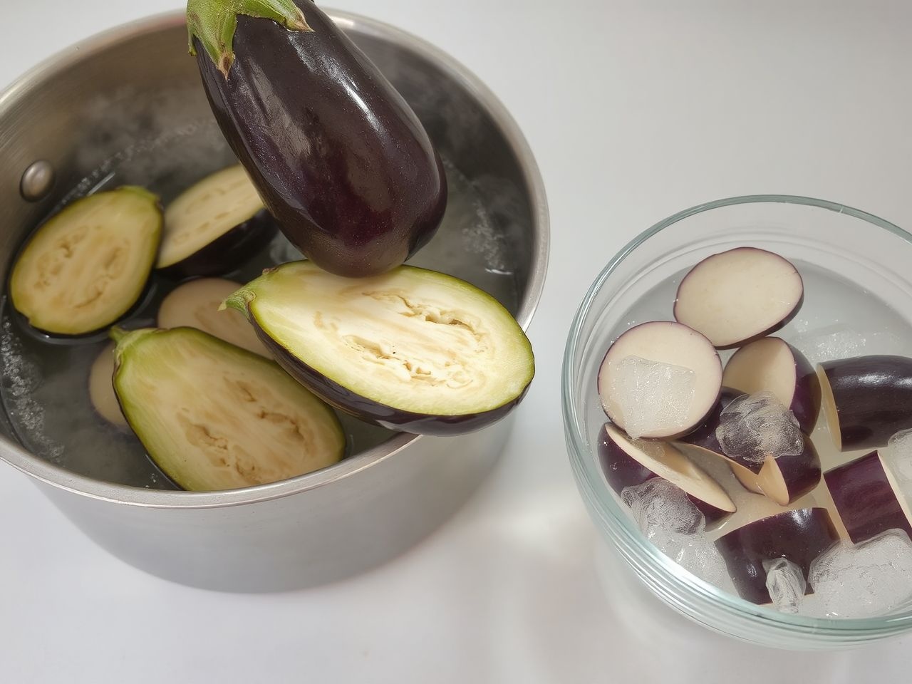 A blansírozás megőrzi a padlizsán színét és állagát fagyasztáskor.