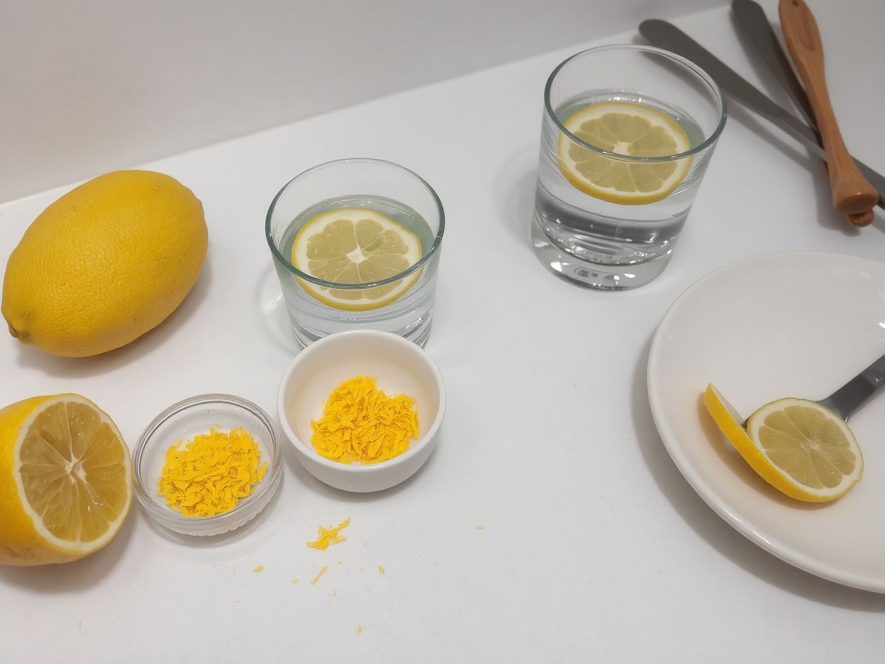 A citromhéj erős aroma, de savtartalma konyhai elővigyázatosságot igényel.