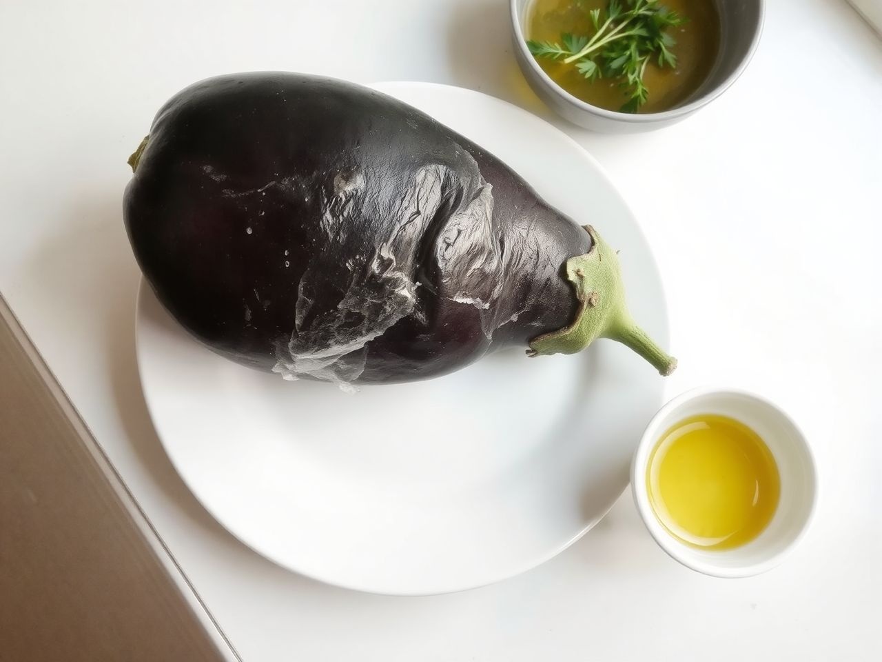 A fagyasztott padlizsánt lassan, hűtőben olvaszd ki felhasználás előtt.