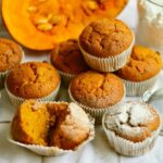 Sütőtökös muffinok félbevágott sütőtök mellett