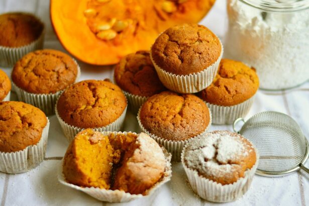 Sütőtökös muffinok félbevágott sütőtök mellett